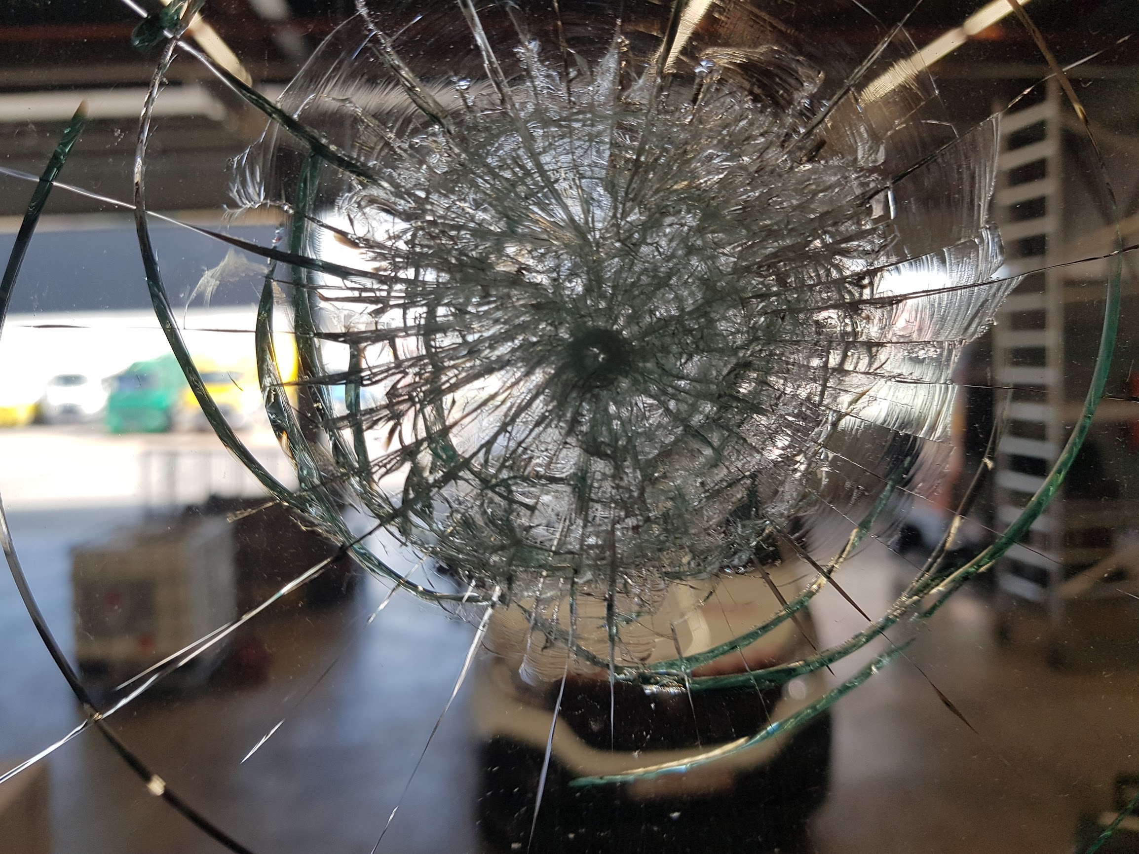 Zwaar beschadigde voorruit, vervanging is nodig. (AutoglasGrimm)