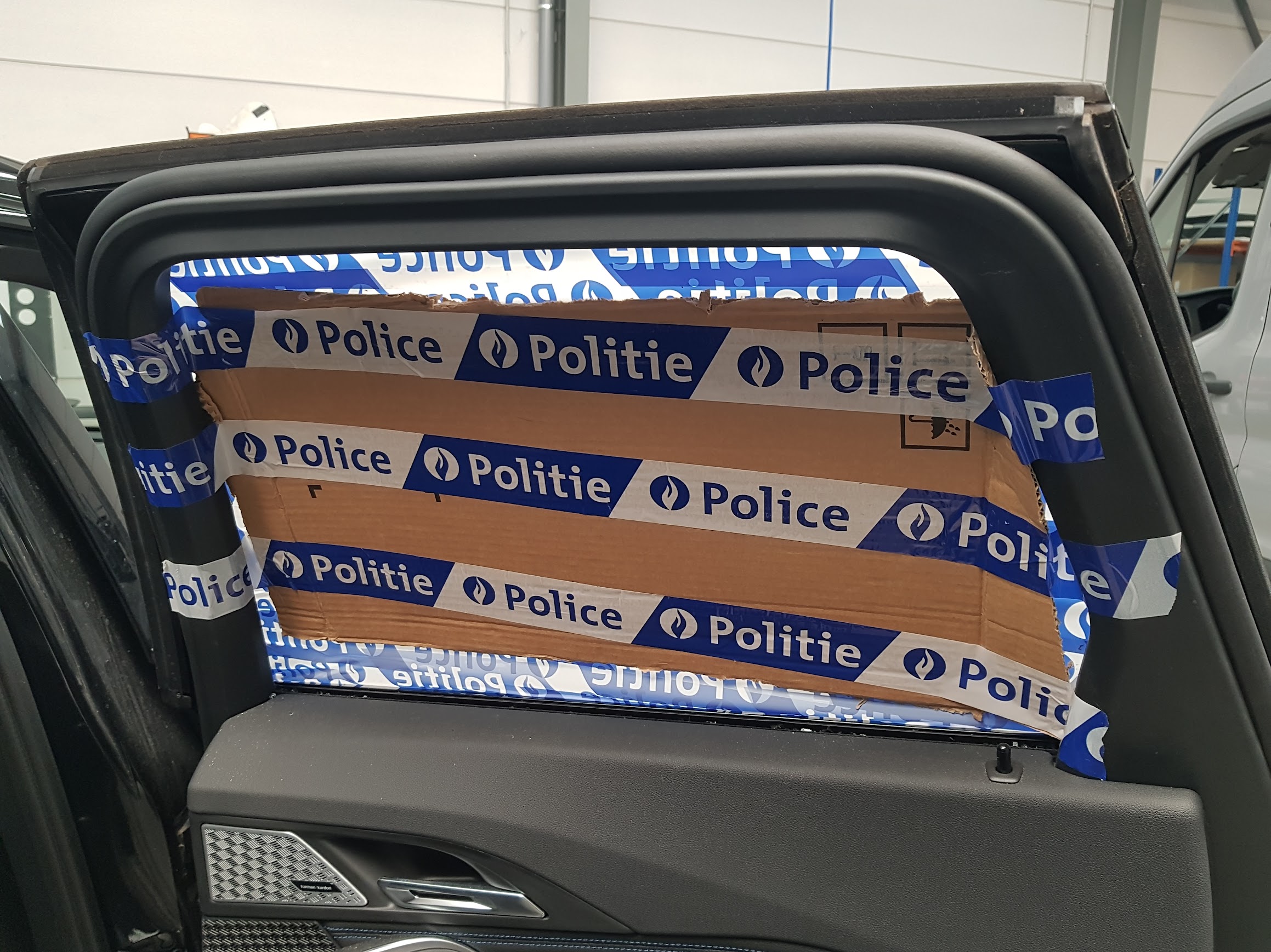 Zijruit stuk en tijdelijk afgekleefd door de vriendelijke politie.