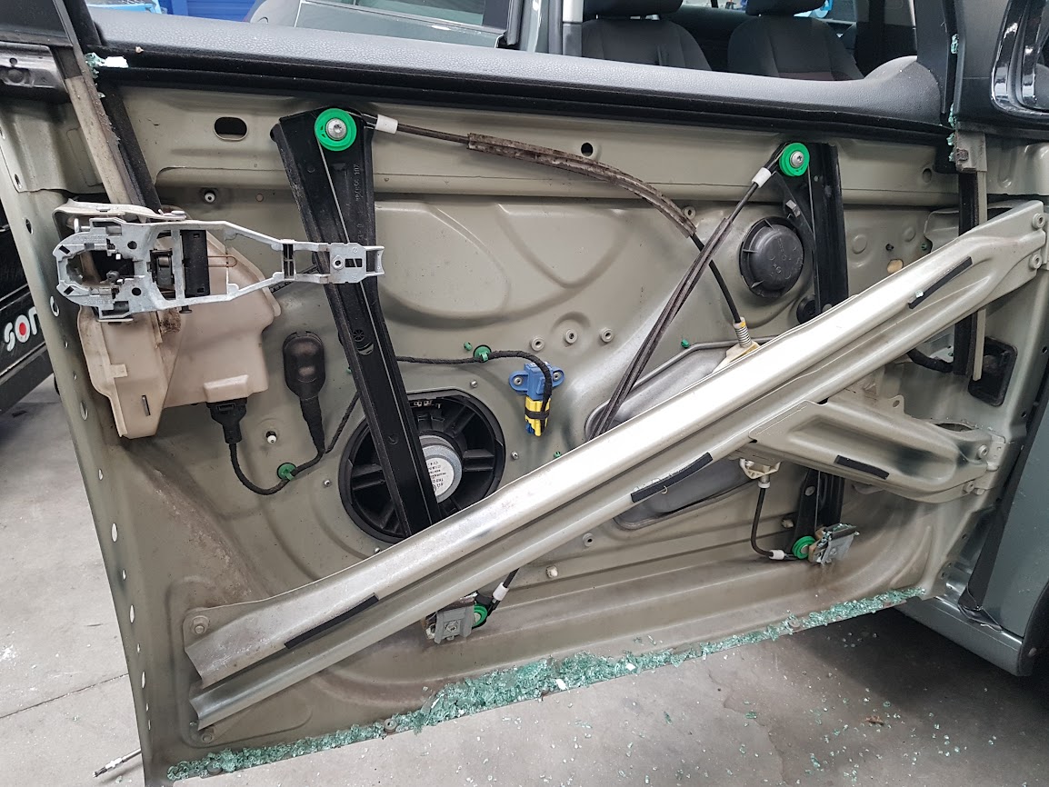 Zijdeurpaneel verwijderd om het glas te kunnen monteren en restglas te verwijderen.